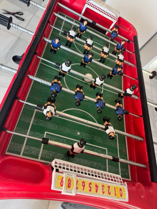 Futbolín rojo y negro