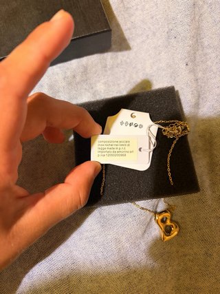 Collana con lettera B dorata bombata.