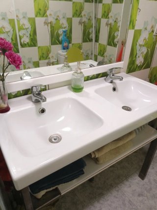 Lavabo doble de cerámica Ikea con mueble