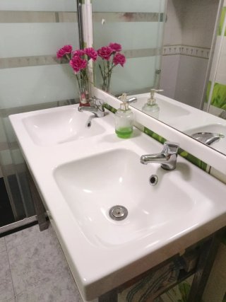 Lavabo doble de cerámica Ikea con mueble