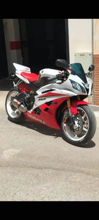 Yamaha R6 Roja y Blanca Deportiva