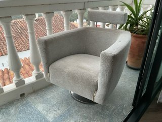 Butaca beige y plateada