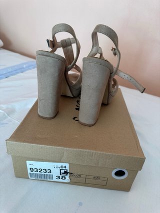 Tacones beige con tiras cruzadas