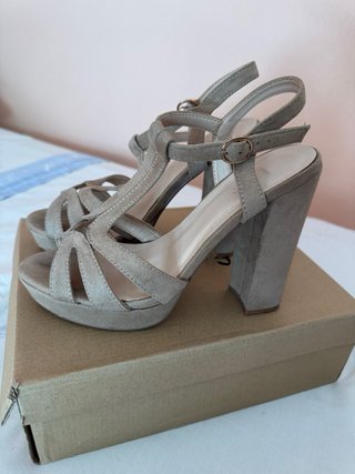 Tacones beige con tiras cruzadas