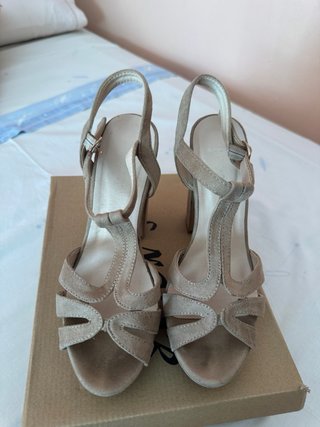 Tacones beige con tiras cruzadas