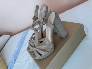 Tacones beige con tiras cruzadas