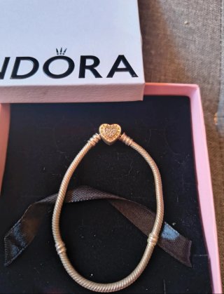 Pulsera Pandora Corazón Plateado con piedras.