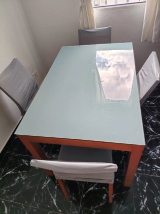 Mesa de comedor con 4 sillas