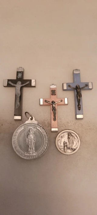 Lote religioso: cruces y medallas