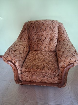 Sillón de tela y madera tonos marrones
