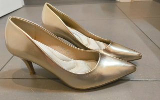Zapatos de tacón dorados talla 40