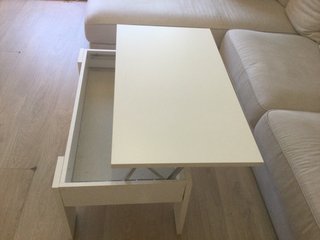 Mesa auxiliar blanca para salón