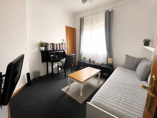 Alquilo habitación a estudiantes.