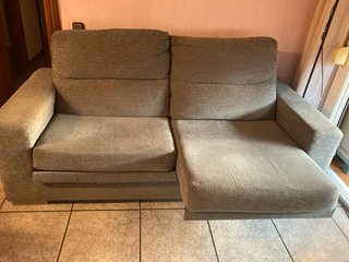 Sofá 2 plazas gris tela