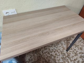 Escritorio madera clara patas metal gris oscuro