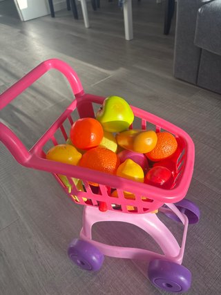 Carrito de supermercado con frutas