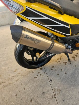Yamaha TMAX Maxi Scooter Negra y Amarilla
