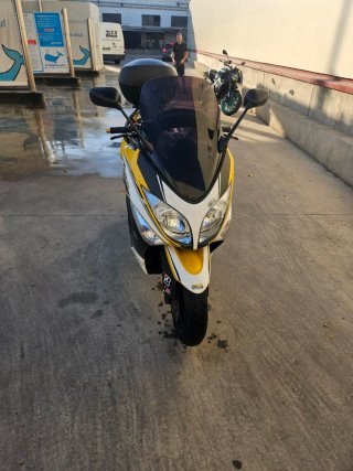 Yamaha TMAX Maxi Scooter Negra y Amarilla