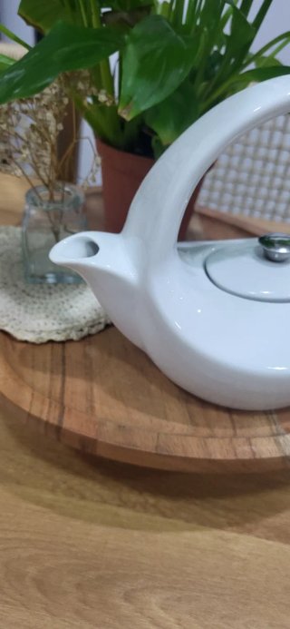 Tetera de porcelana blanca