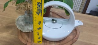 Tetera de porcelana blanca