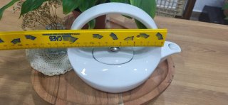 Tetera de porcelana blanca