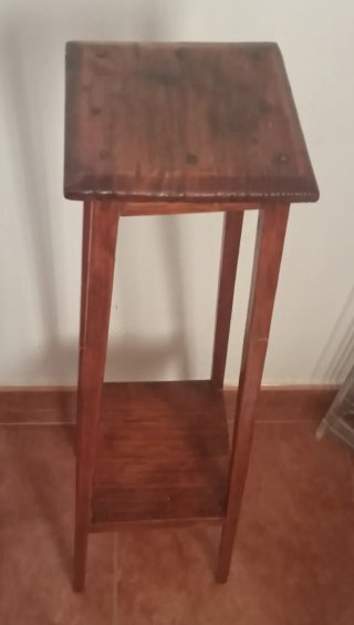 Pedestal antiguo de madera