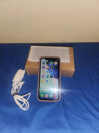 iPhone 11 · 128GB · Blanco · Batería 76% cargador