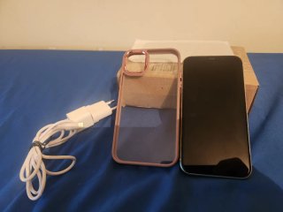 iPhone 11 · 128GB · Blanco · Batería 76% cargador