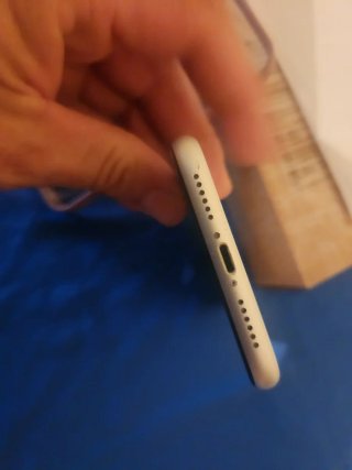 iPhone 11 · 128GB · Blanco · Batería 76% cargador