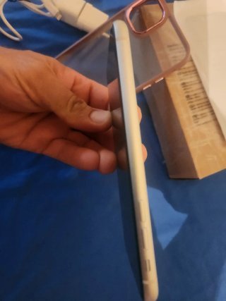iPhone 11 · 128GB · Blanco · Batería 76% cargador