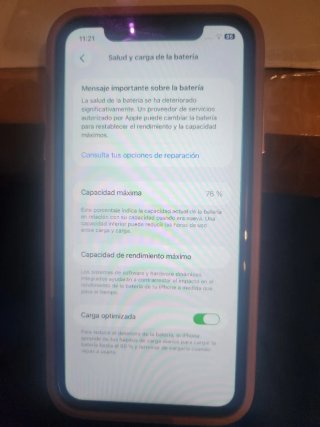 iPhone 11 · 128GB · Blanco · Batería 76% cargador