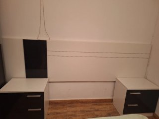 Cabecero 1,35 cm, 2 mesitas y cómoda