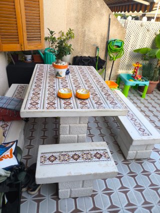 Mesa y bancos artesanales para terraza