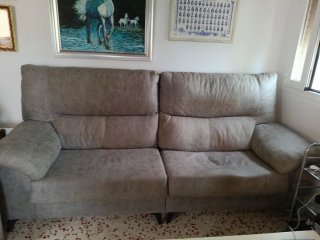 Sofá de tela beige y gris