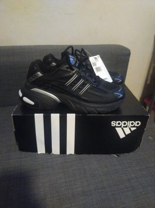 Zapatillas Adidas Negras y Plateadas