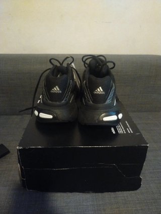 Zapatillas Adidas Negras y Plateadas