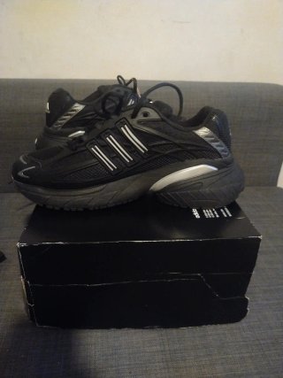 Zapatillas Adidas Negras y Plateadas