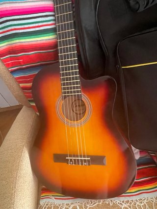 Guitarra española con funda