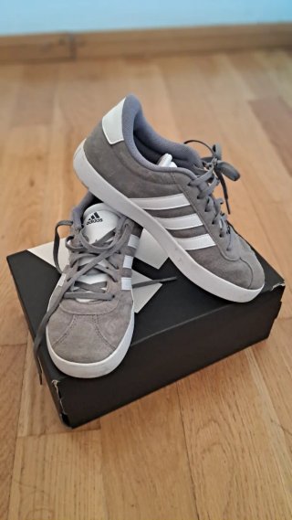 Zapatillas Adidas. Gris Talla 37. Mujer o niño