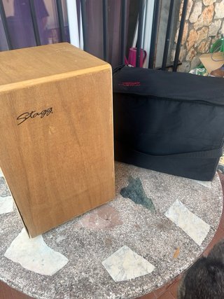 Cajón Flamenco Stagg con funda