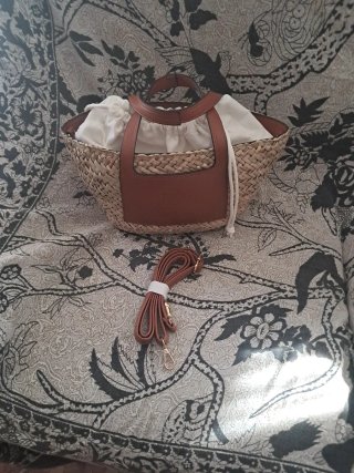 Capazo de rafia con detalles en piel