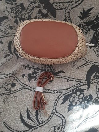 Capazo de rafia con detalles en piel