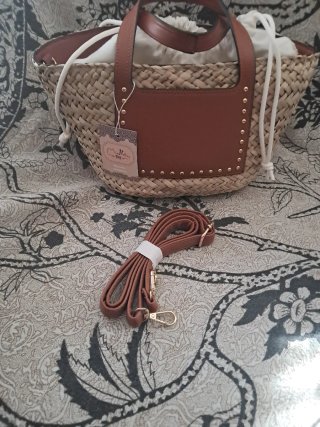 Capazo de rafia con detalles en piel