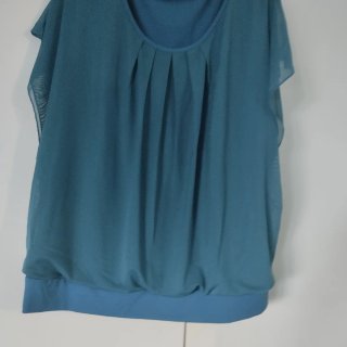 Blusa verde azulado con pliegues