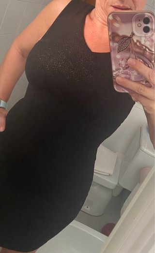 Vestido negro con un sutil brillo