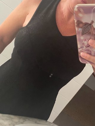 Vestido negro con un sutil brillo