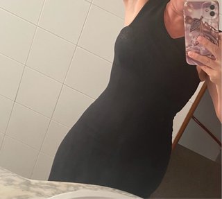 Vestido negro con un sutil brillo
