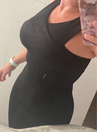 Vestido negro con un sutil brillo