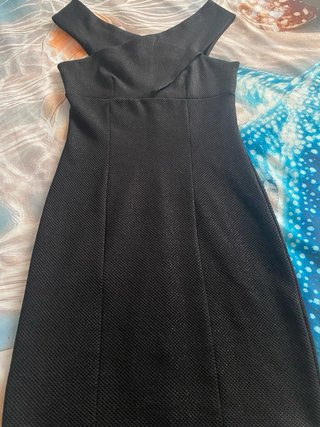 Vestido negro con un sutil brillo