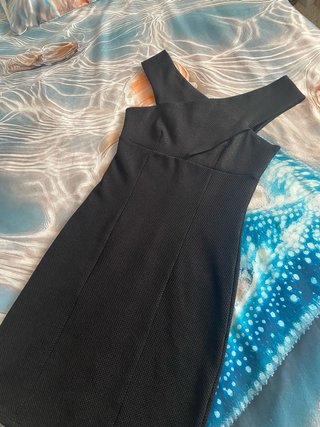 Vestido negro con un sutil brillo